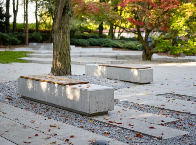 Betonowe ławki w parku