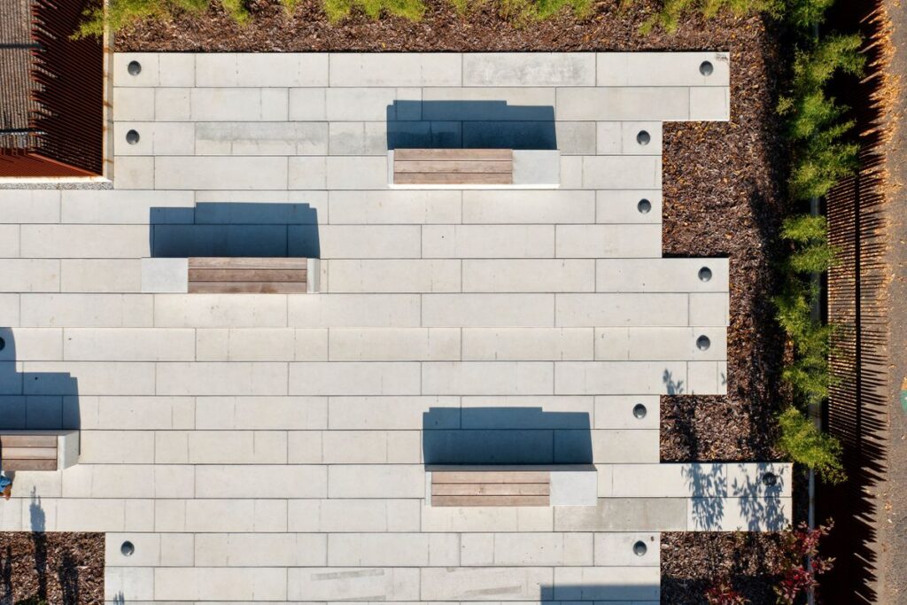 Betonowe ławki z siedziskiem wykonanym z drewna