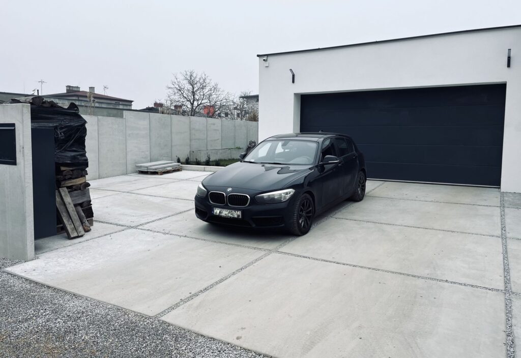 Betonowy podjazd do garażu
