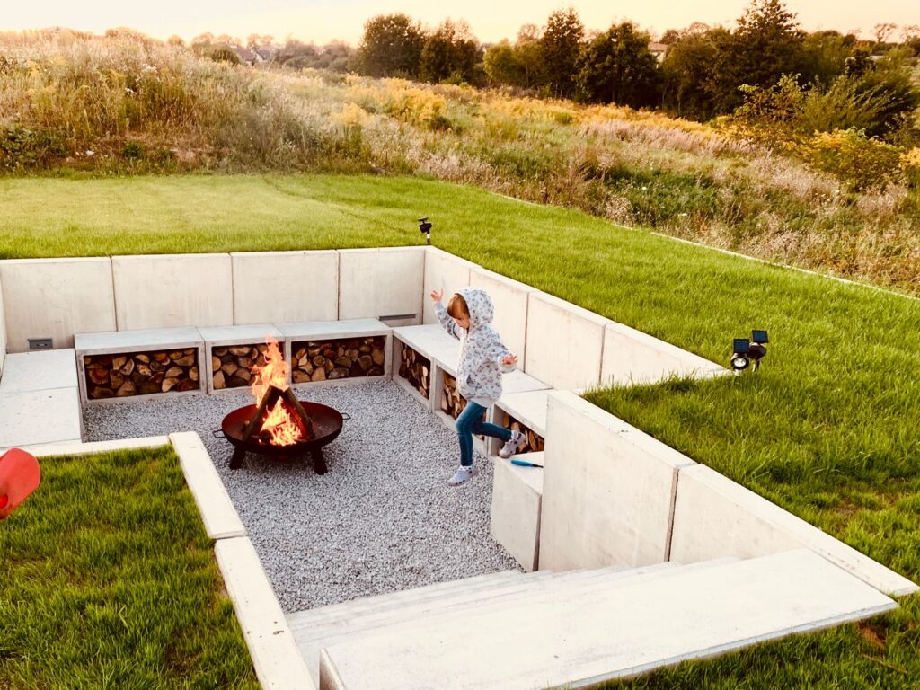 Bawiące się dziecko przy ognisku