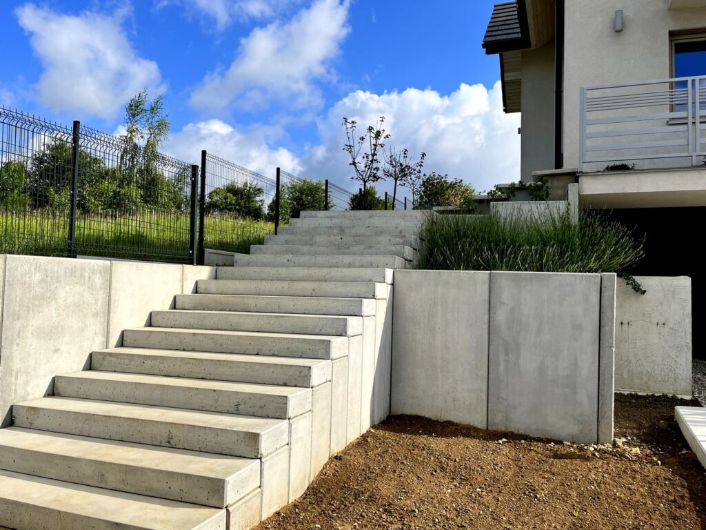 Schody z betonowych stopni