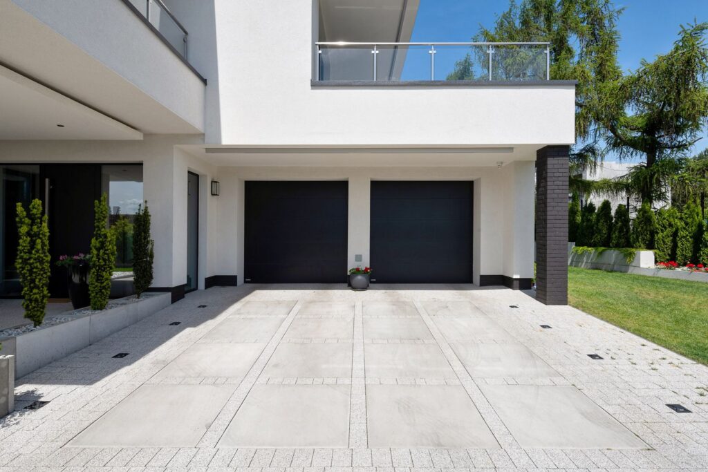 Betonowy podjazd do garażu wykonany z betonu
