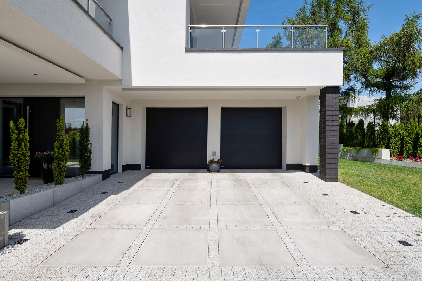 Betonowy podjazd do garażu wykonany z betonu