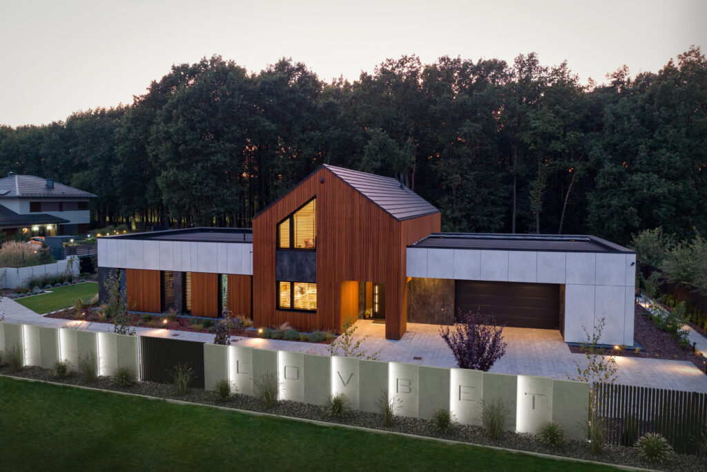 Minimalistyczny ogród z betonowym ogrodzeniem